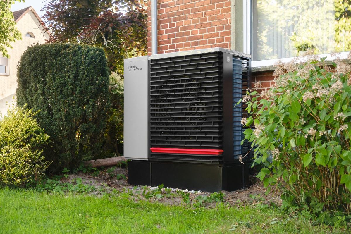Heat pump installation in Vaughan outdoor heat pump unit